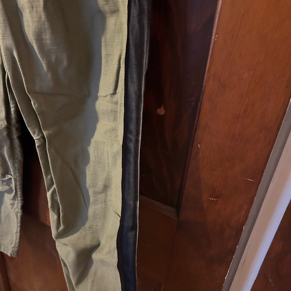 Gap olive cargo style pants. - Picture 2 of 5